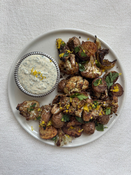 Chou-fleur et pommes de terre rôties et sauce tahini