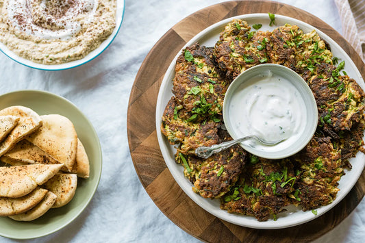 Galettes de zucchinis et pois chiches et sauce au yogourt