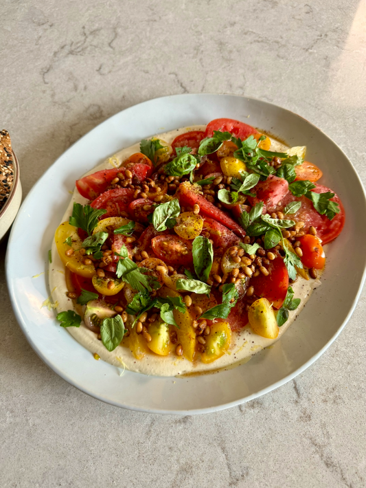 Salade de tomates au citron sur lit de ricotta végane