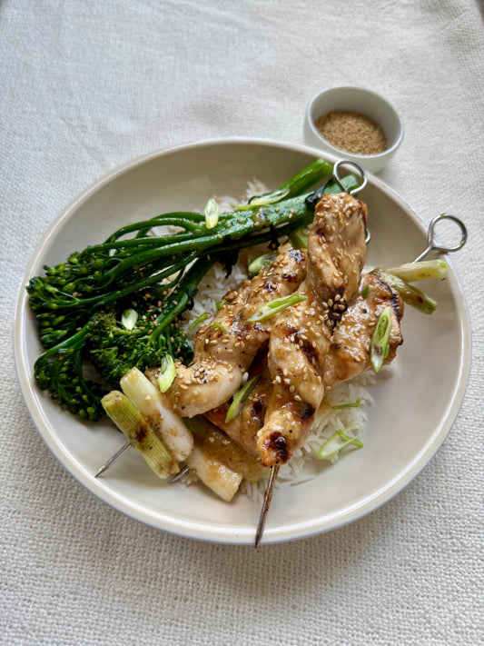 Brochettes de poulet satay gingembre, lime, miso