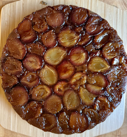 Cake aux prunes renversés à la cardamome