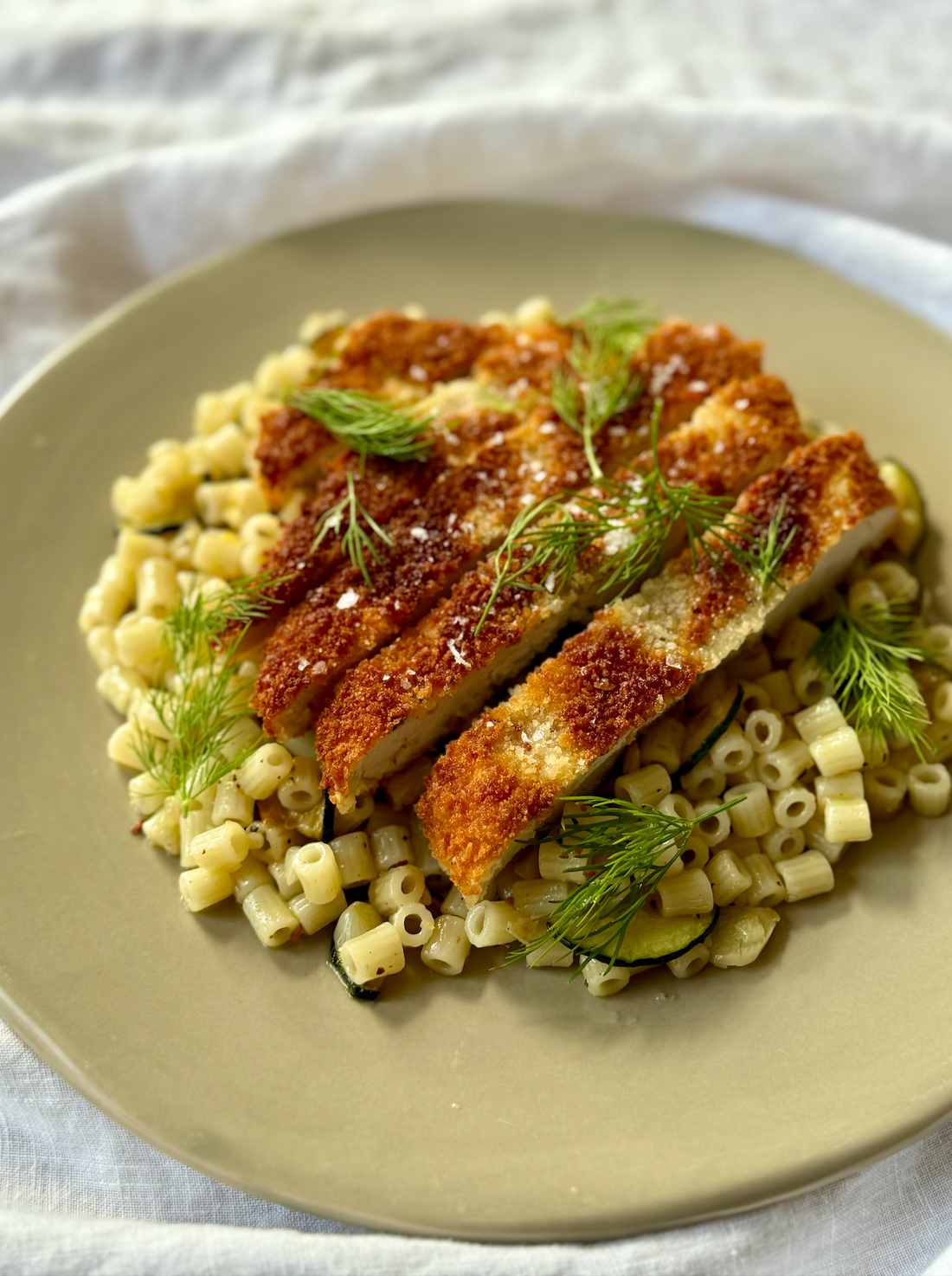 Schnitzel de poulet, pâtes aux courgettes