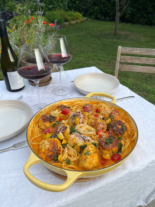 Linguine à la sauce tomate jaune et boulettes de poulet au citron