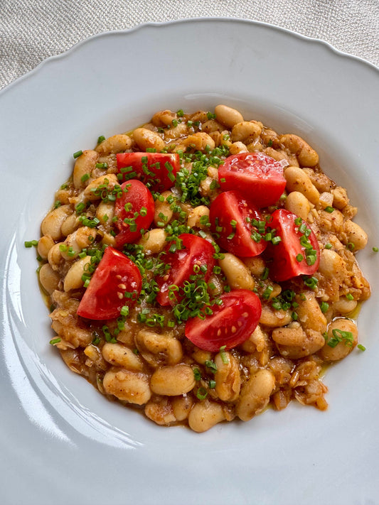 Haricots blancs au cari rouge et tomates fraîches