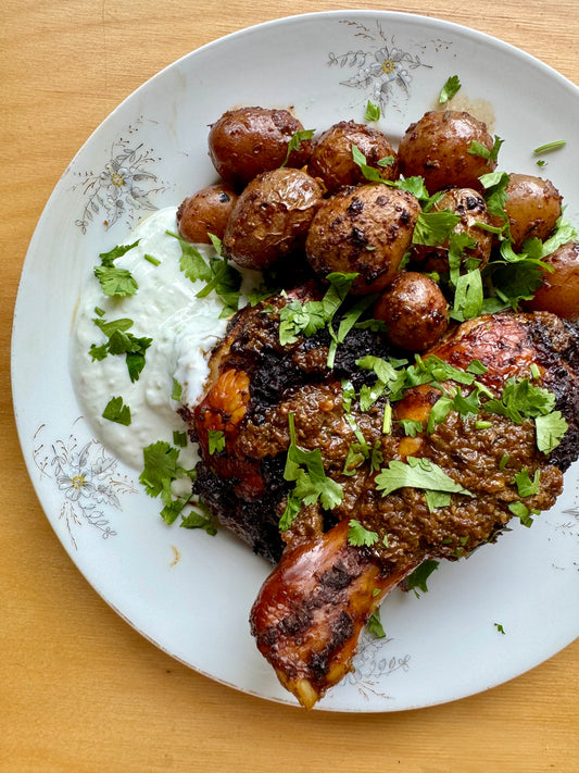 Poulet jerk sur plaque avec pommes de terre - Sauce yogourt et lime