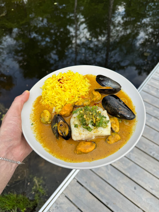Morue et moules au cari - Riz au safran - salsa oignons verts et herbes fraîches