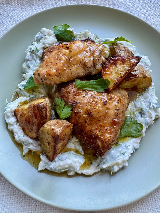 Hauts de cuisse de poulet et pommes de terre à la grecque avec tzatziki