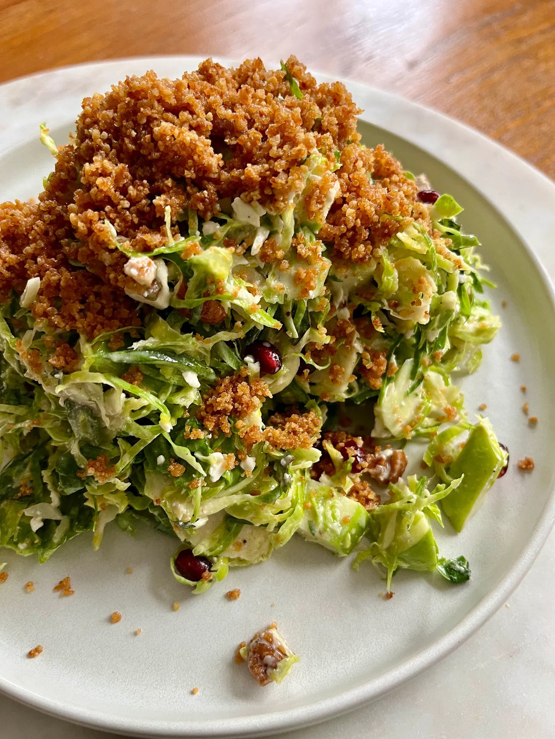 Salade de choux de bruxelles et vinaigrette crémeuse