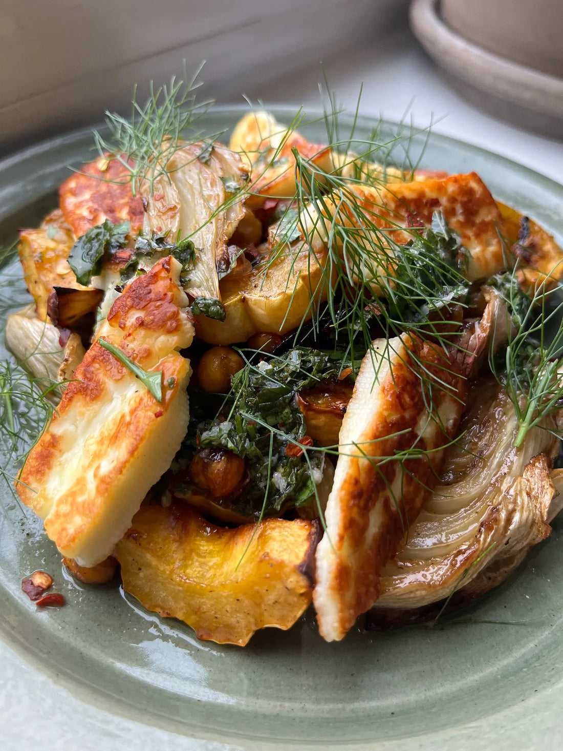 Salade de fenouil, de courge et de pois chiches rôtis avec du halloumi poêlé