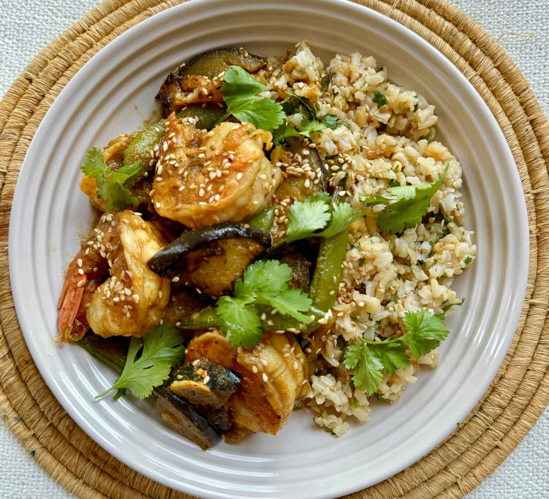 Sauté de crevettes et aubergines, riz brun à la lime