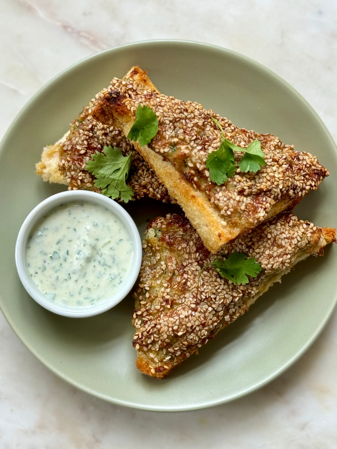 Toast aux crevettes et au sésame avec sauce à la lime et à la coriandre