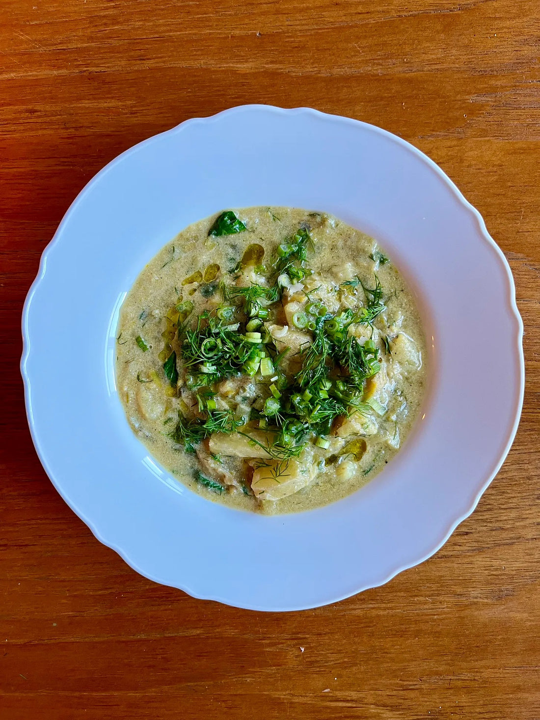 Soupe crémeuse au poireau et à la pomme de terre, relevée au curry et au citron