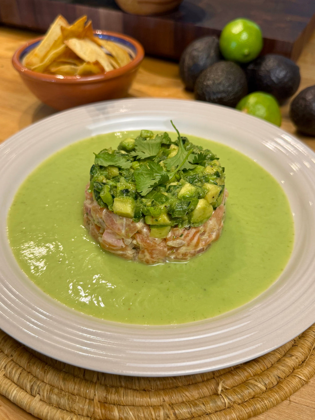 Tartare de saumon, crème d’avocat à la lime