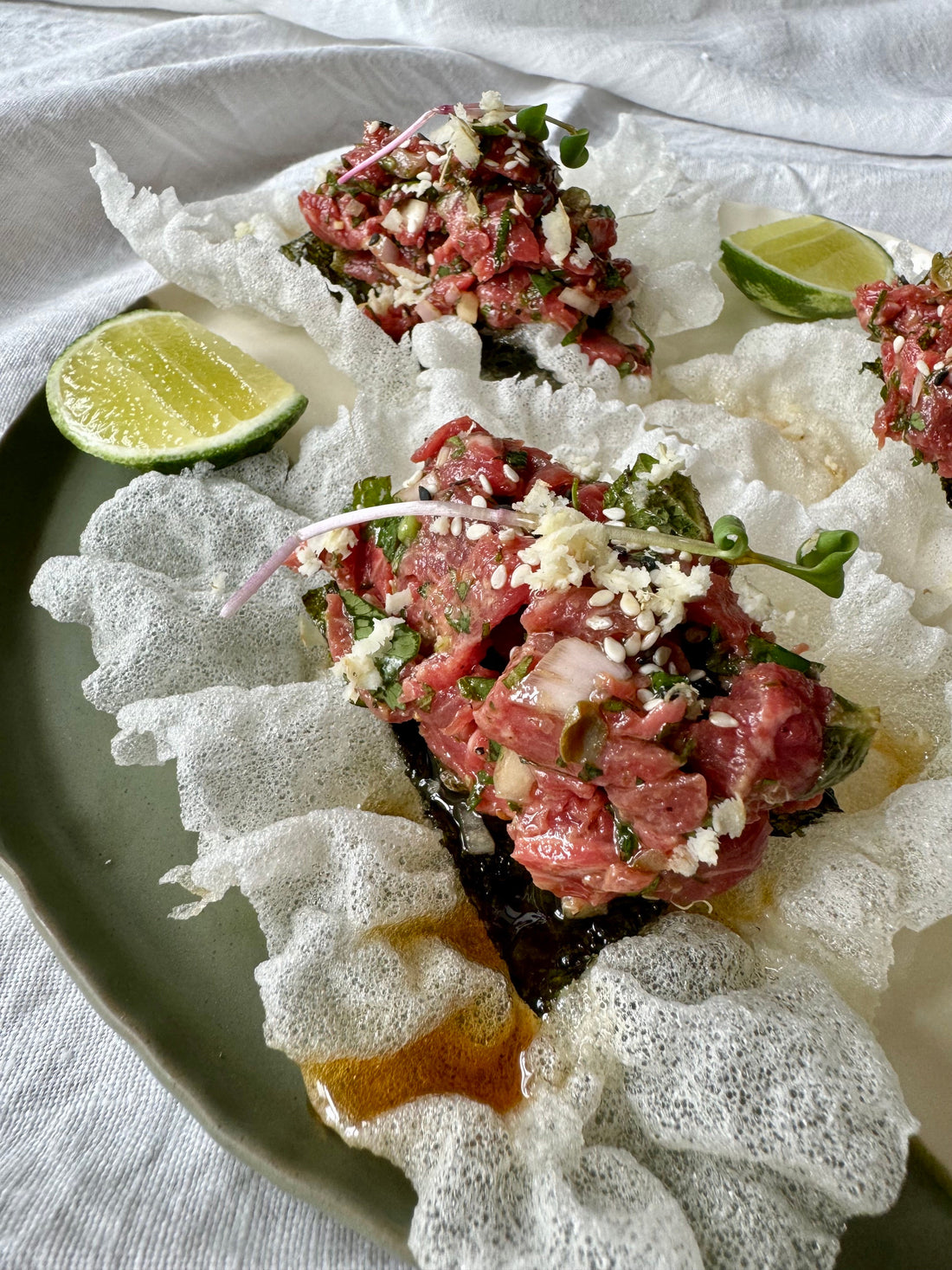 Tartare de boeuf et chips de riz soufflé