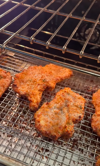 Poulet à la milanaise au four avec salade de roquette et vinaigrette balsamique