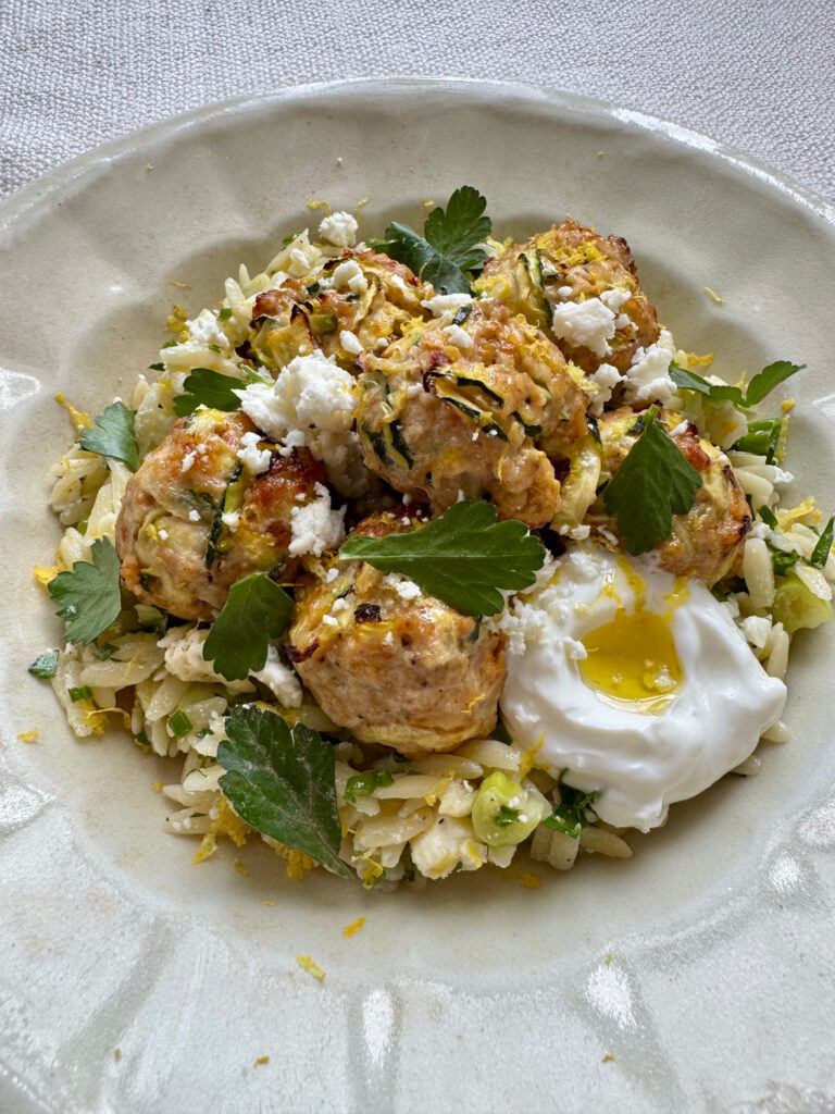 Boulettes de poulet et courgettes épicées avec salade d’orzo à la grecque