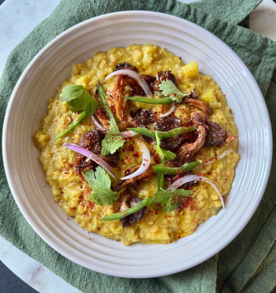 Dhal de lentilles au curcuma et lait de coco avec pleurotes au paprika fumé