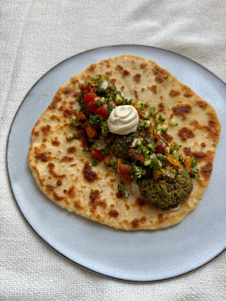 Kebab aux falafel de lentilles vertes, sauce à l’ail et au tahini
