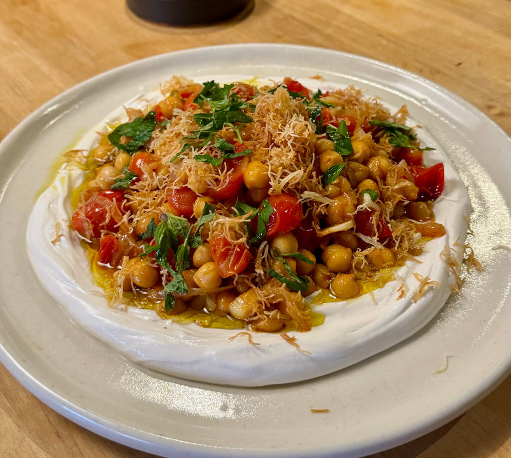 Poêlée de pois chiches à la harissa et labneh crémeux