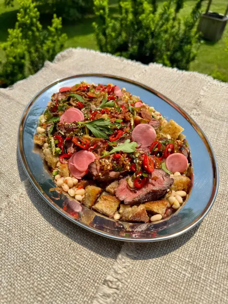 Bavette de bœuf et garniture croustillante sur le barbecue