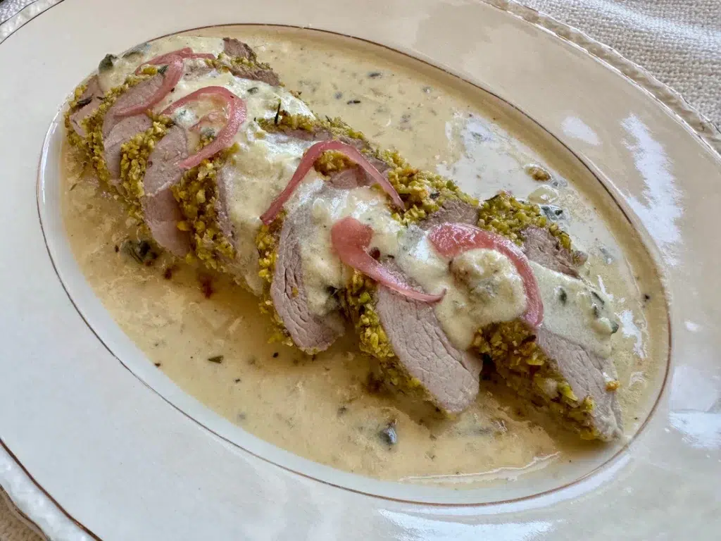 Filet de porc en croûte de pistaches avec sauce à la moutarde