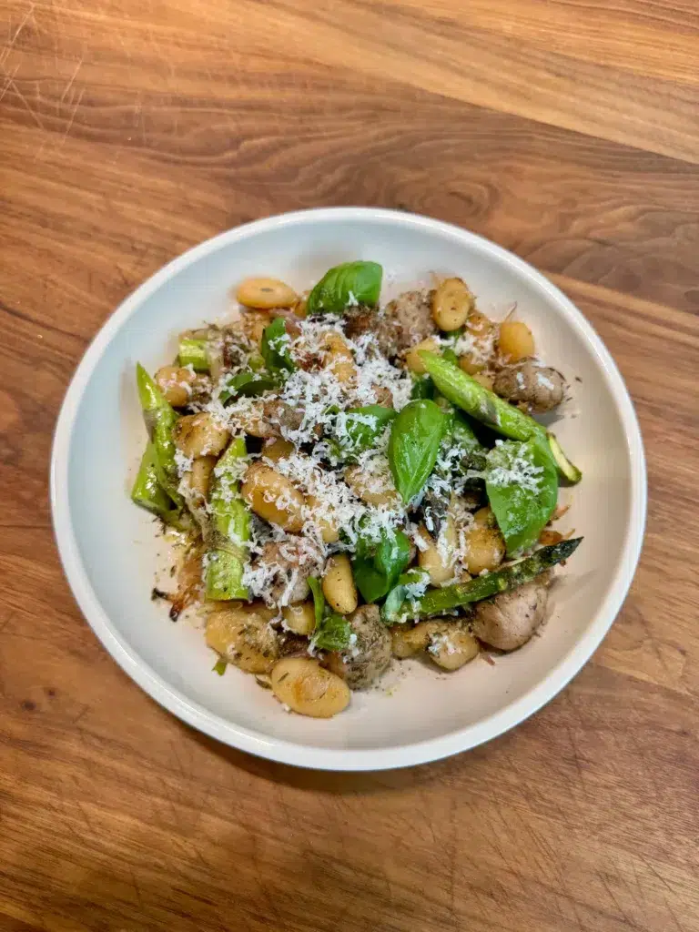 Gnocchis, saucisses et asperges rôties, sauce à la grecque