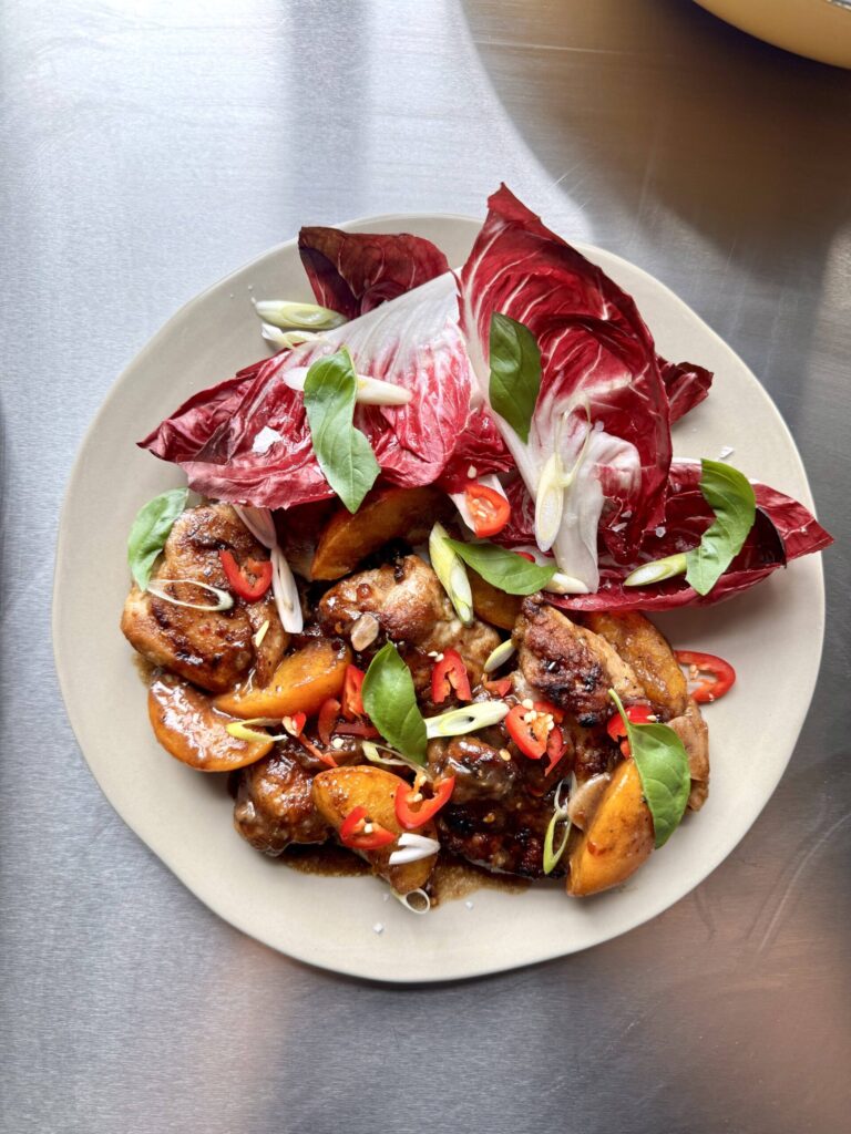 Hauts de cuisse de poulet et pêches rôties au balsamique