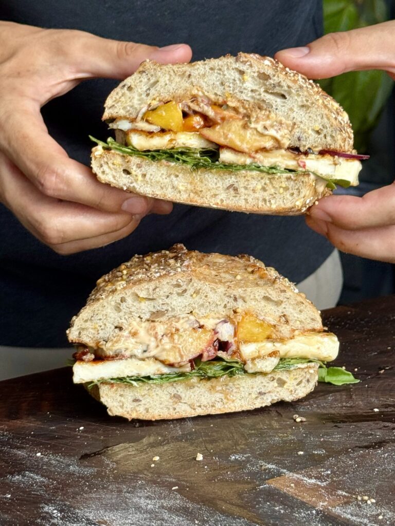 Sandwich au halloumi grillé, pêches rôties et roquette