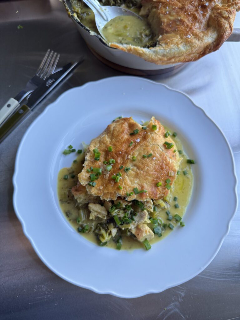 Pâté au poulet (Chicken Pot Pie) au brocoli et au cheddar vieilli