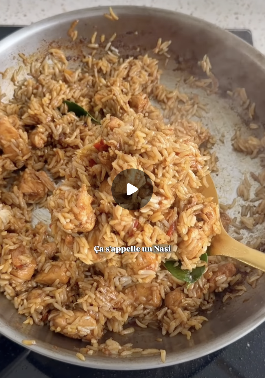 Nasi goreng au poulet, gingembre et lime kaffir