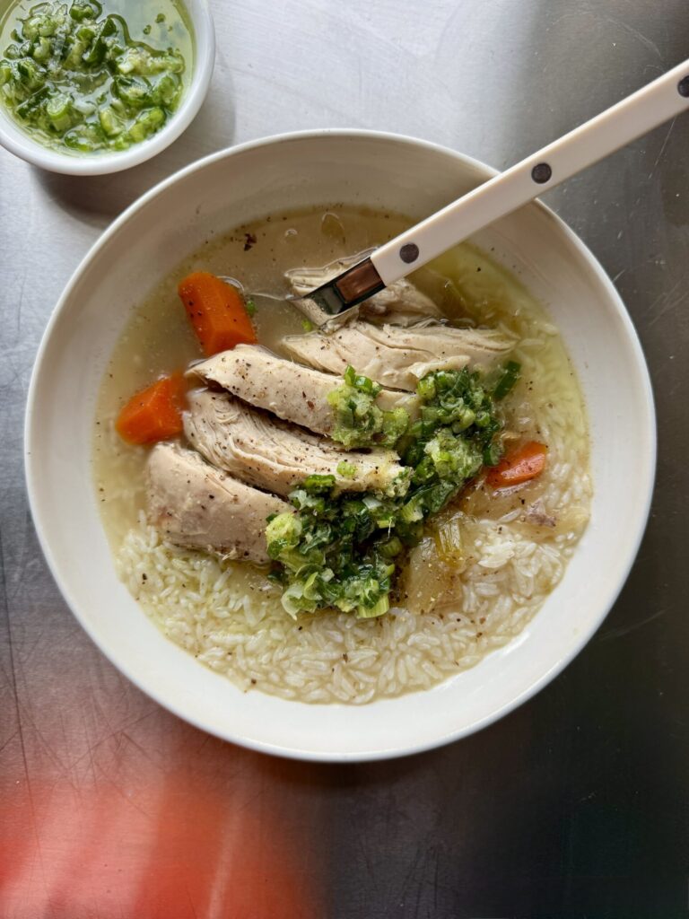 Soupe au poulet, gingembre et oignons verts « sans eau »