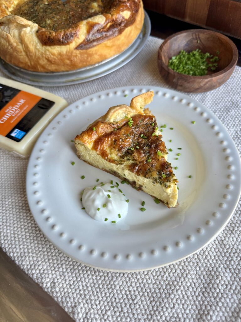 Quiche au cheddar fort, ail confit et ciboulette