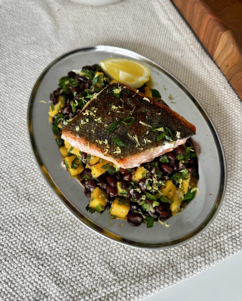 Saumon poêlé avec salsa de mangue et haricots noirs