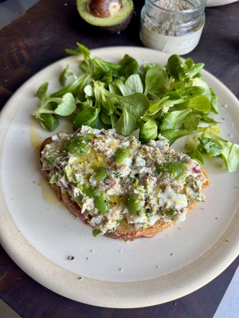 Toast protéinée aux sardines et avocats