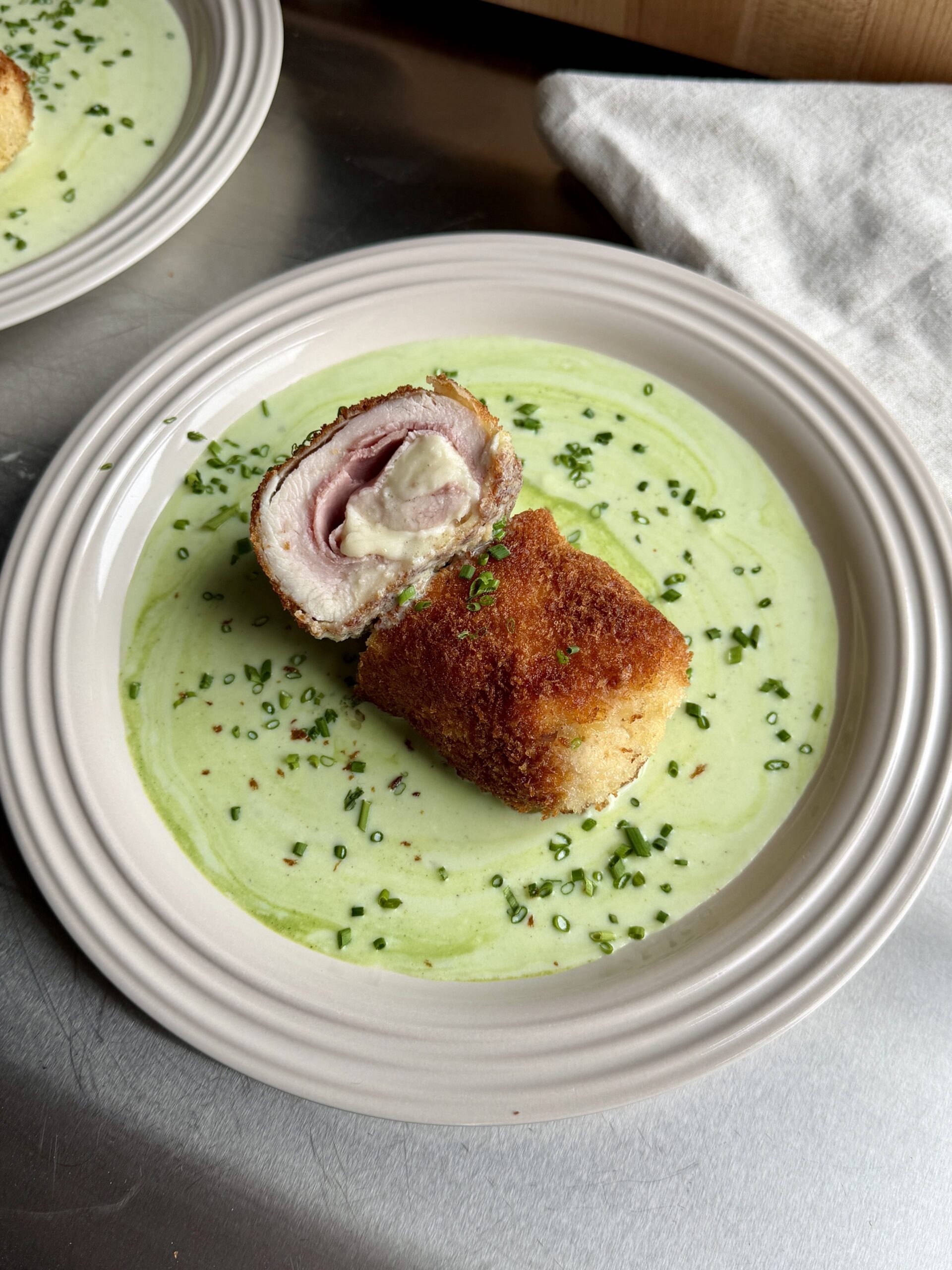 Poulet cordon bleu et béchamel aux herbes