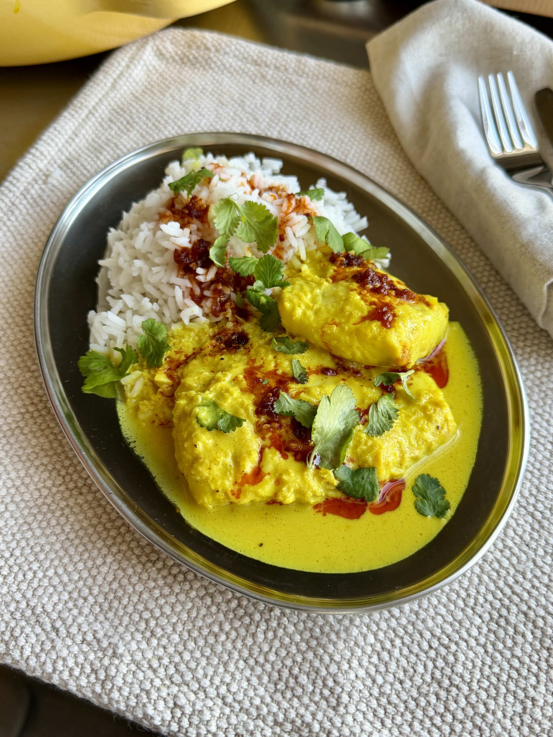 Morue pochée au lait de coco, curcuma et gingembre