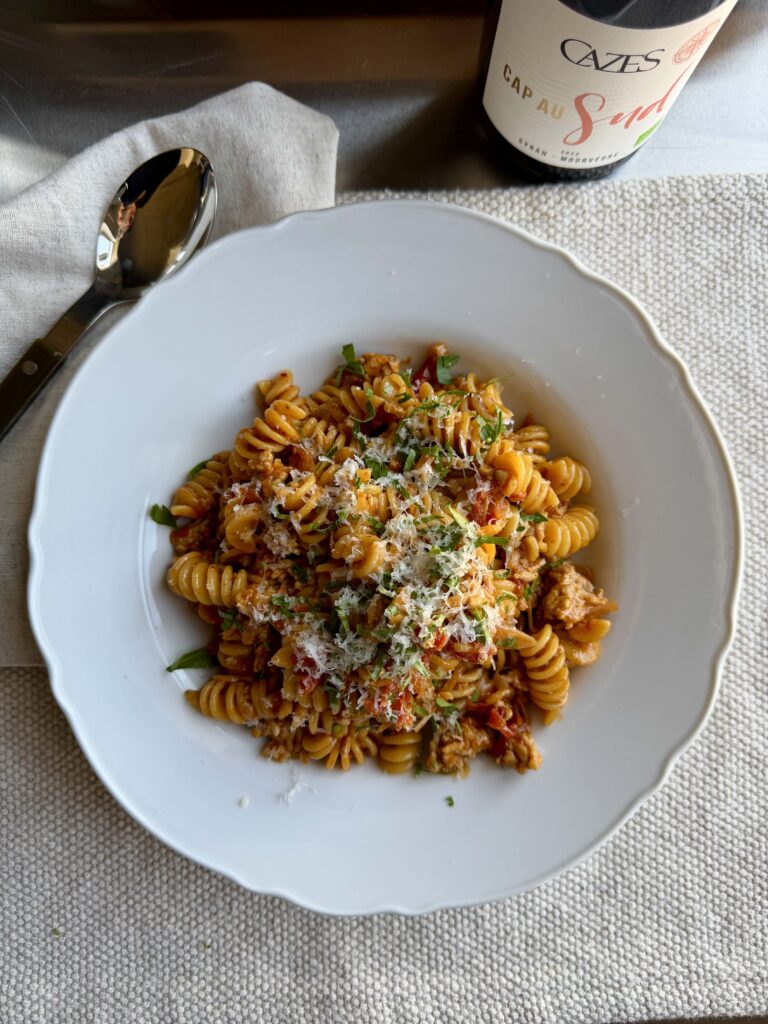 Pâtes épicées au poulet, tomates séchées et gochujang