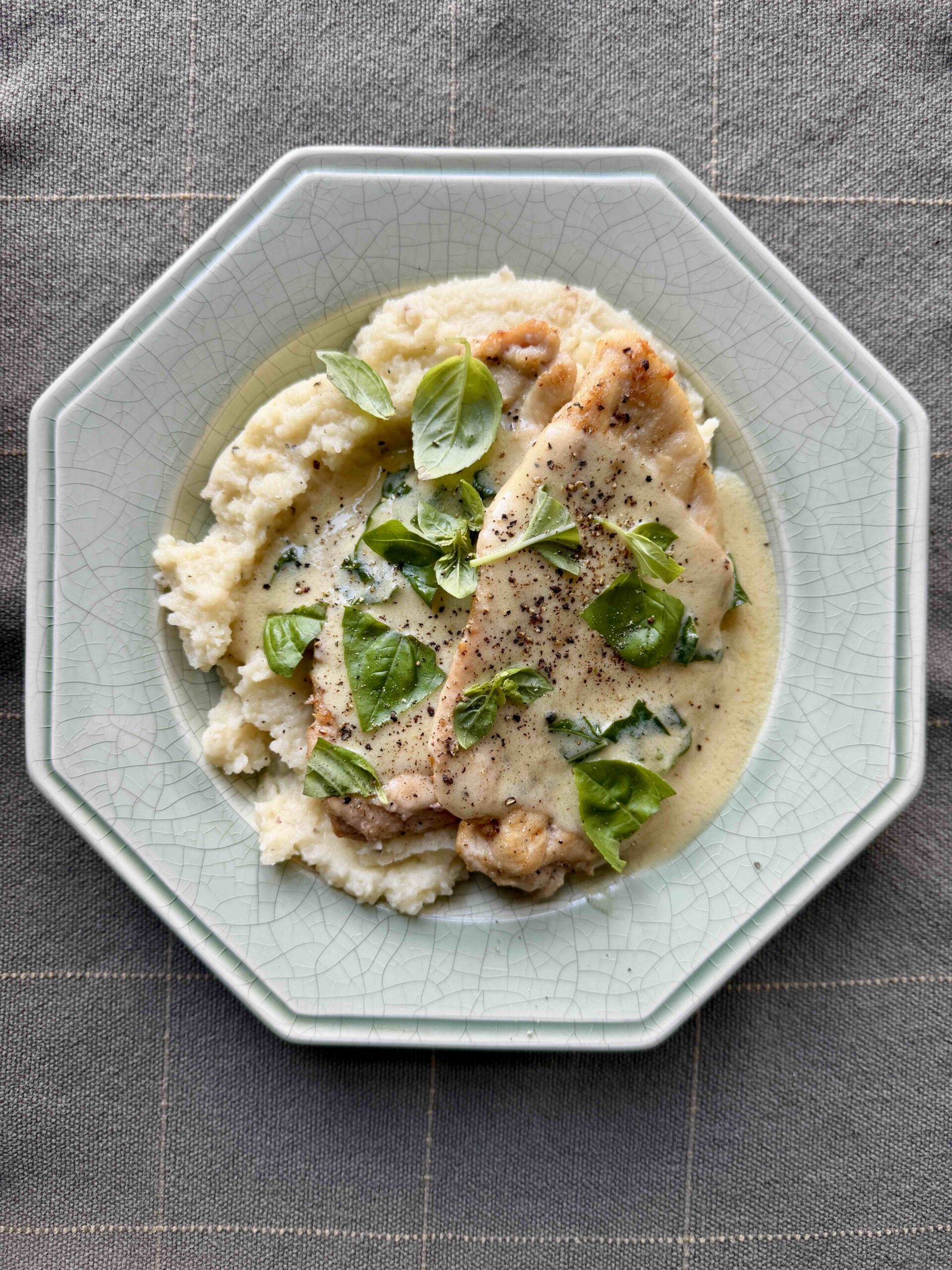 Poitrines de poulet à la moutarde et à l&rsquo;estragon avec purée de céleri-rave