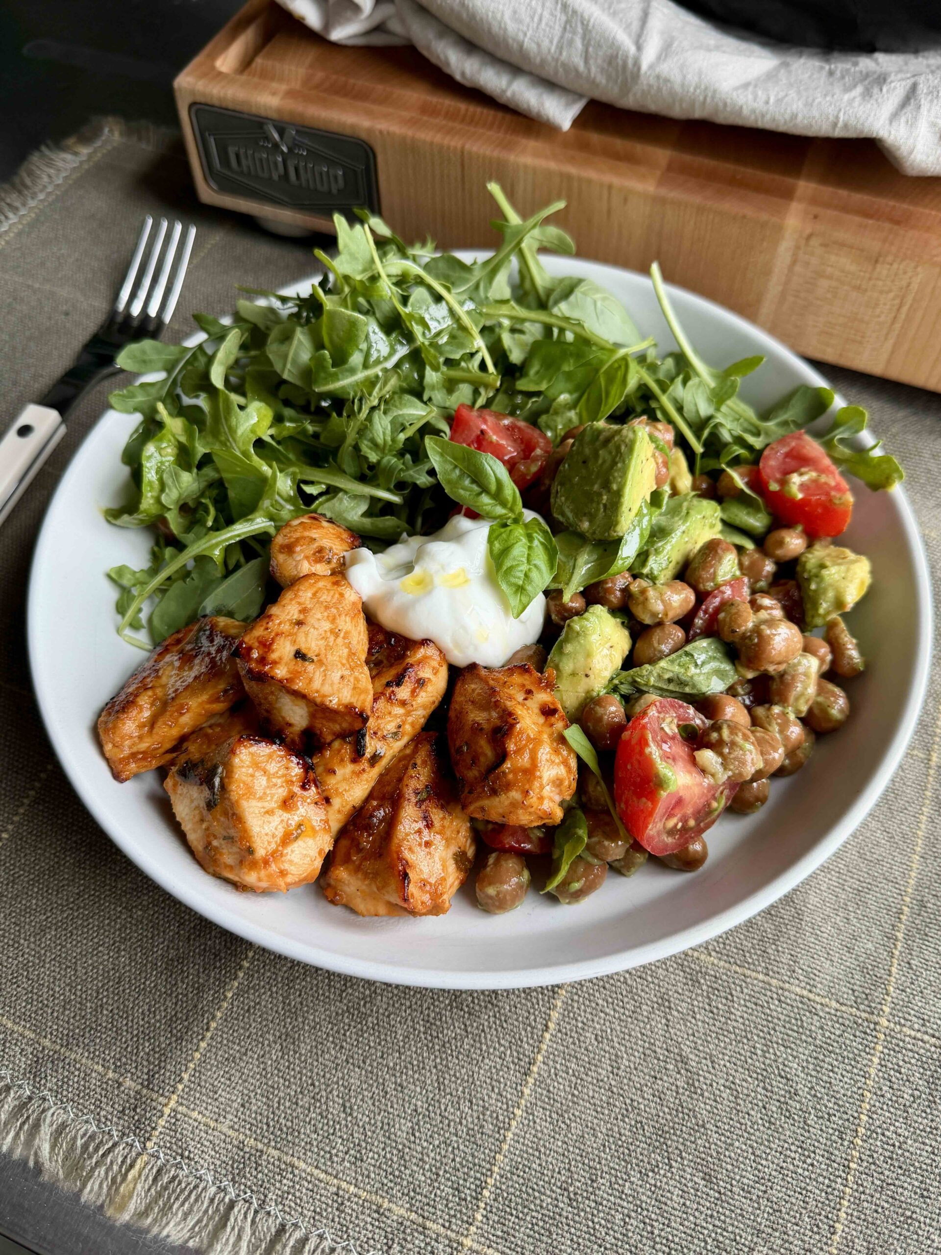 Bol de poulet BBQ avec salade de fèves gourganes, tomates et avocat