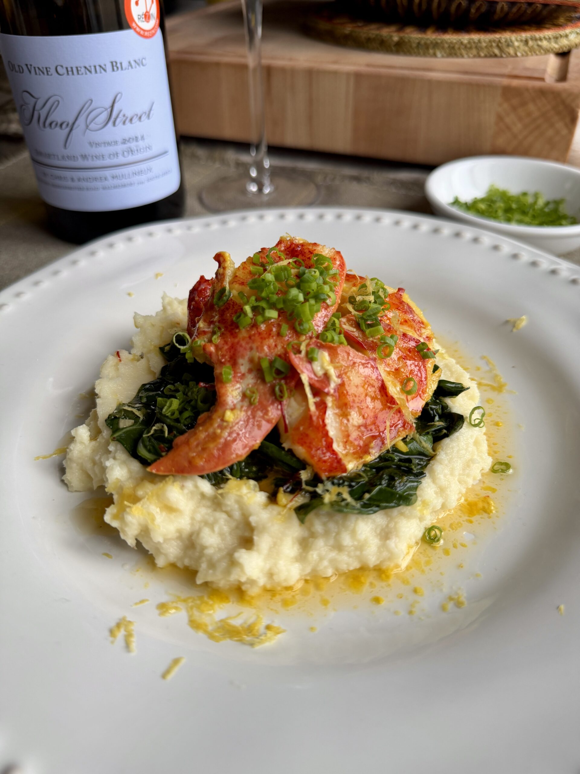 Homard poché au beurre safrané, bette à carde poêlée et purée de panais