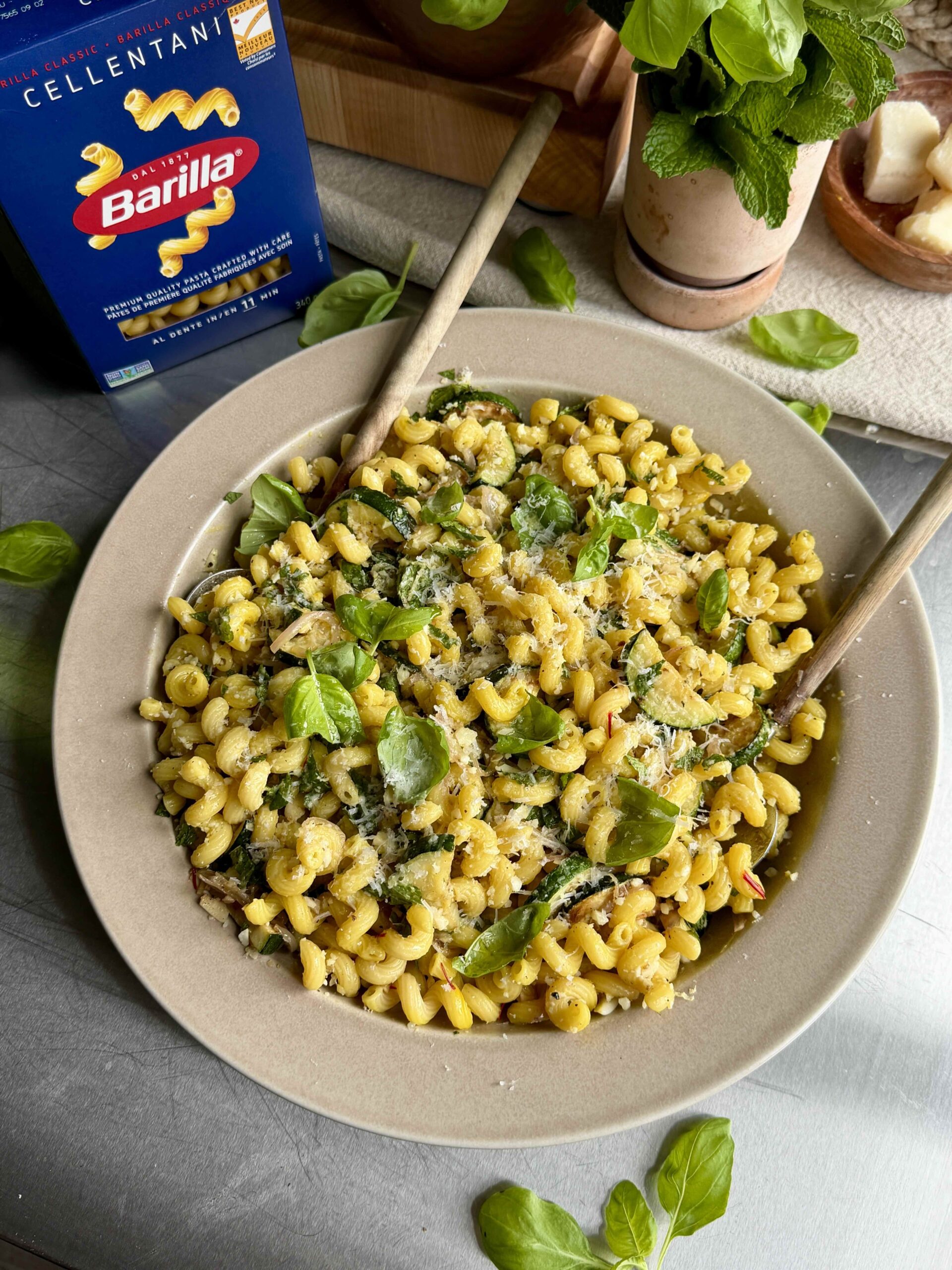 Salade de pâtes au safran, aux courgettes et au pecorino