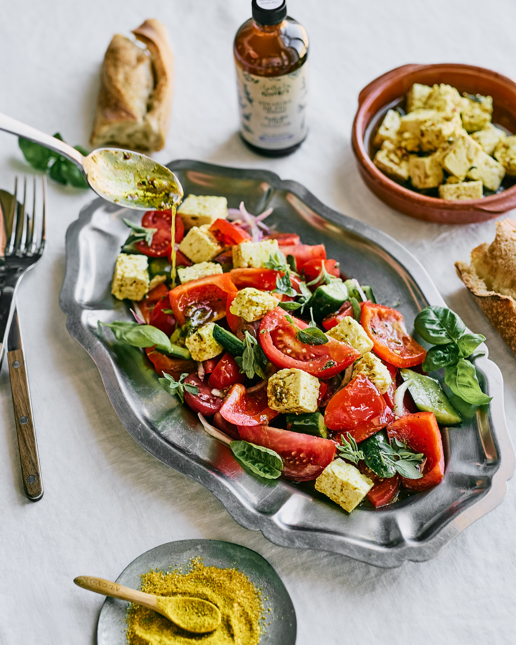 Salade grecque au fromage feta mariné et au Vinaigre de Feu