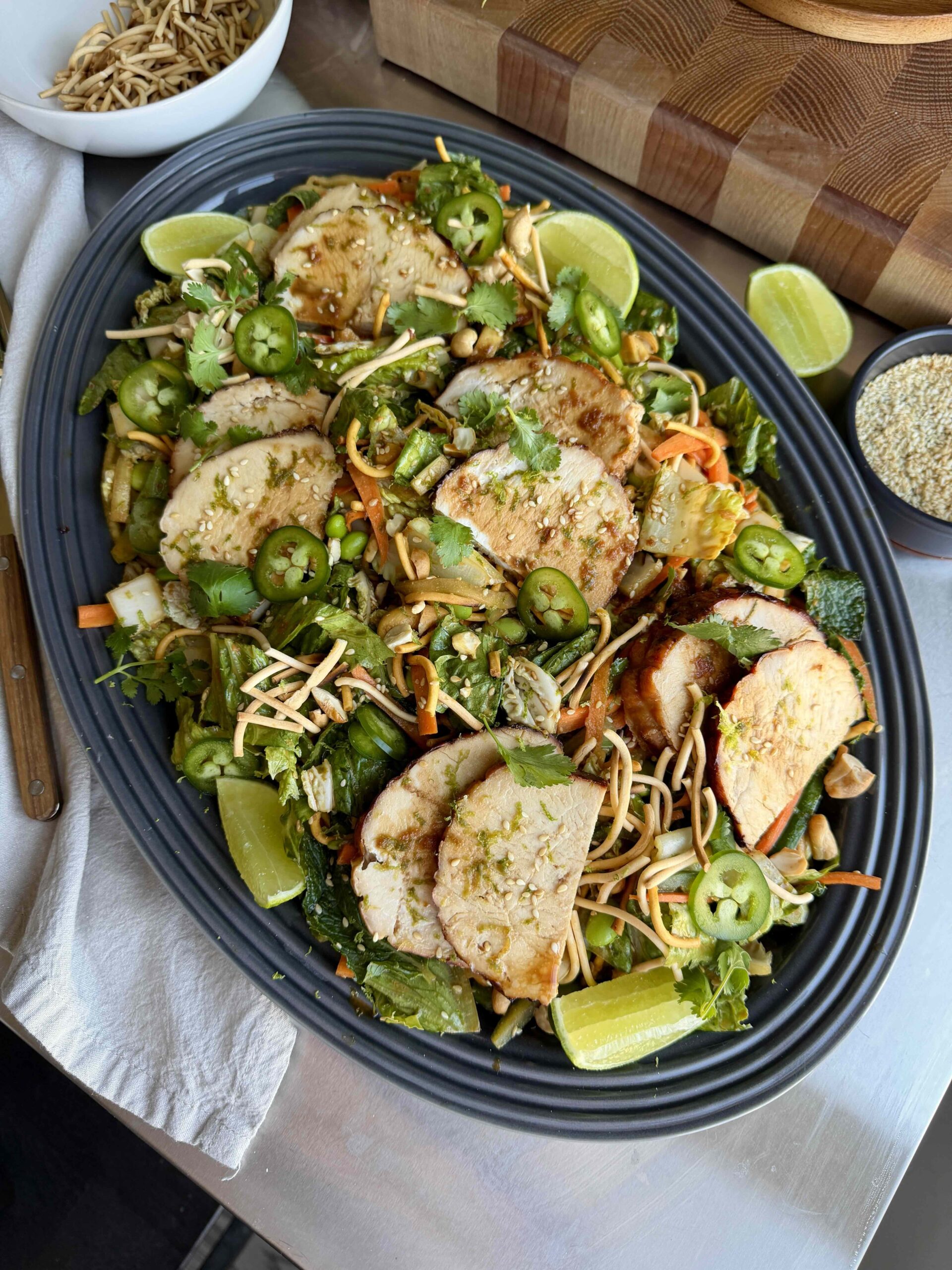 Salade chinoise au rôti de dindon avec vinaigrette au sésame