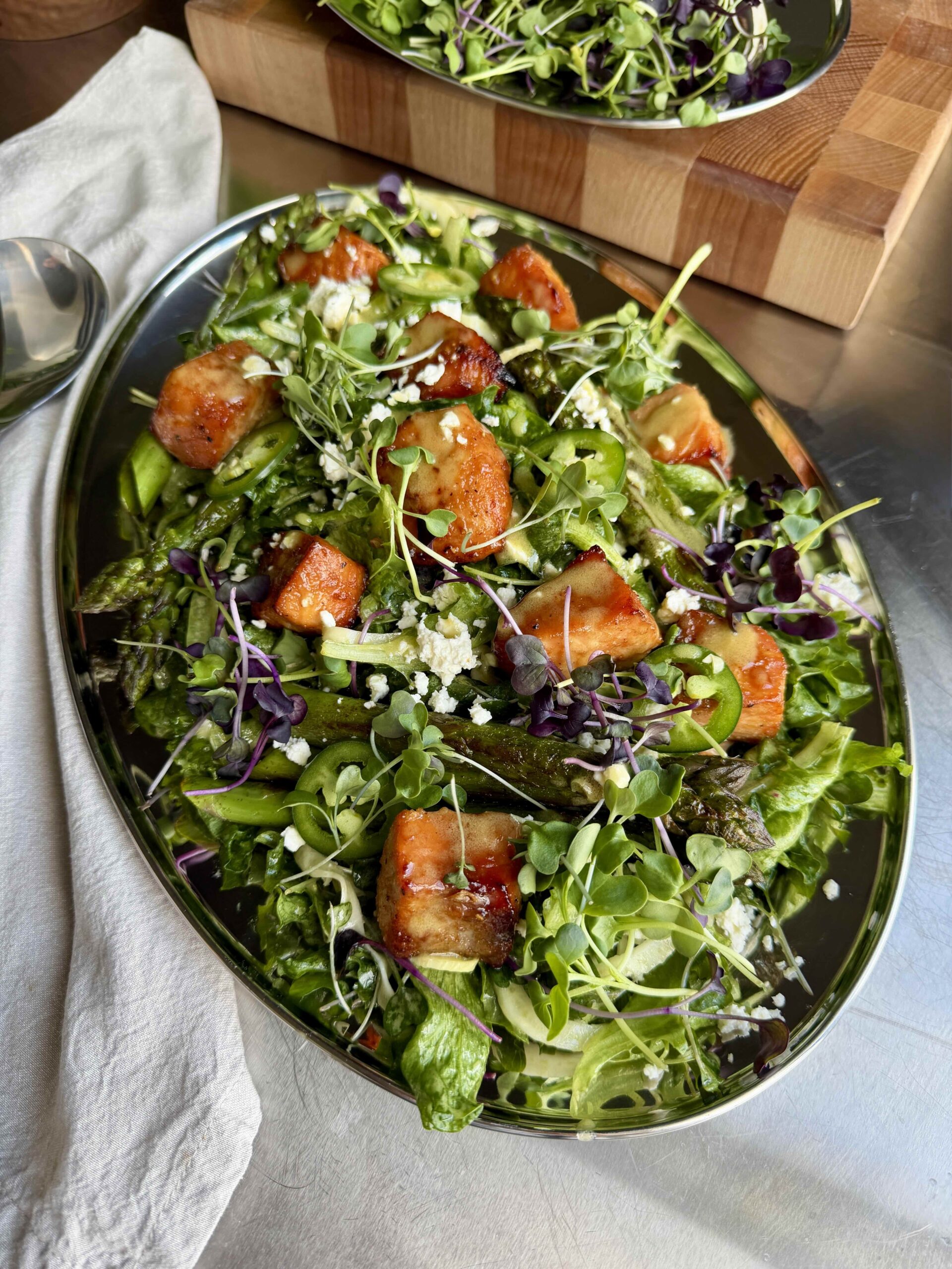 Salade-repas au saumon érable et soya, asperges grillées et micropousses