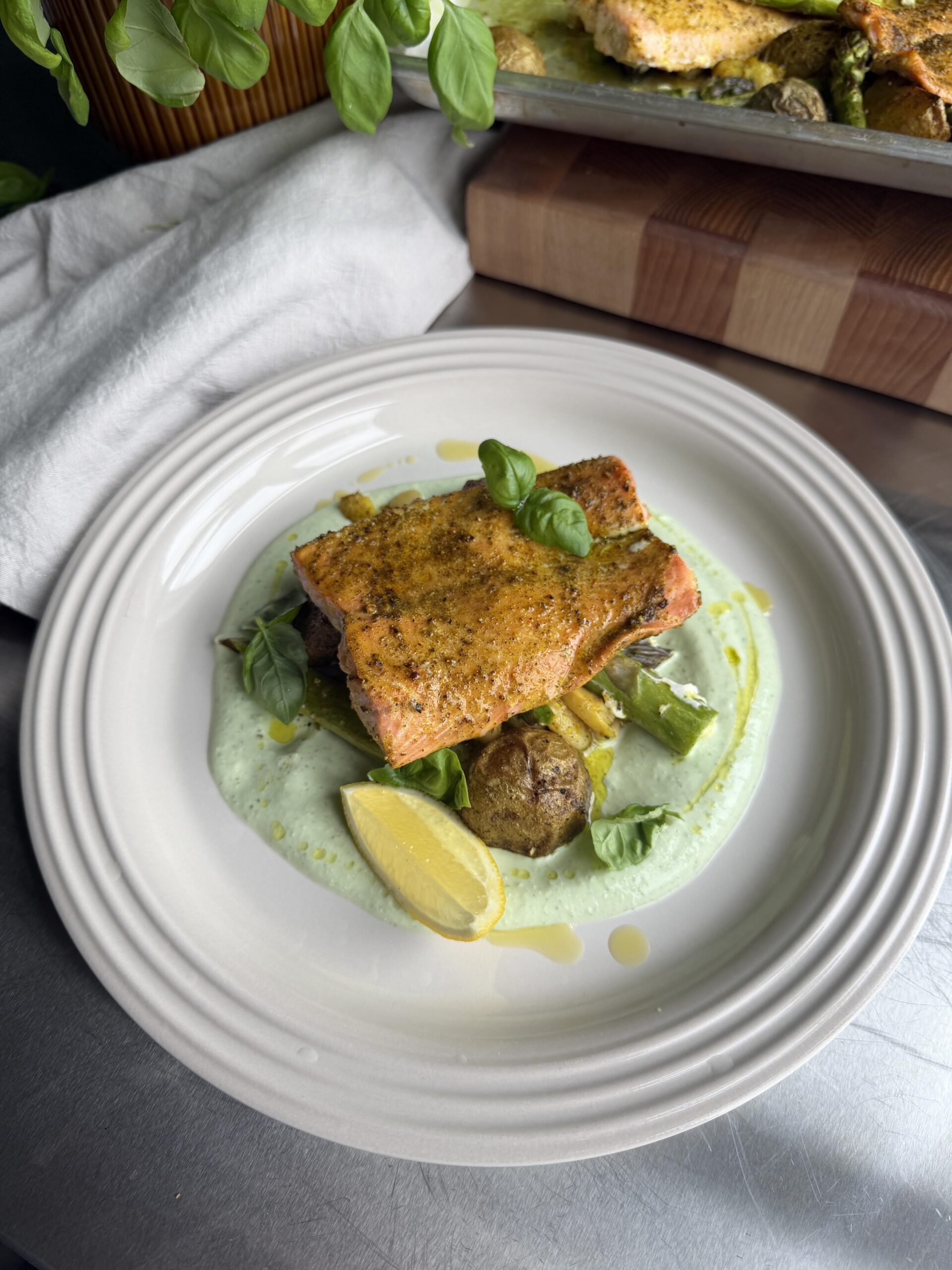 Saumon, pommes de terre et asperges rôties avec sauce crémeuse au basilic protéinée