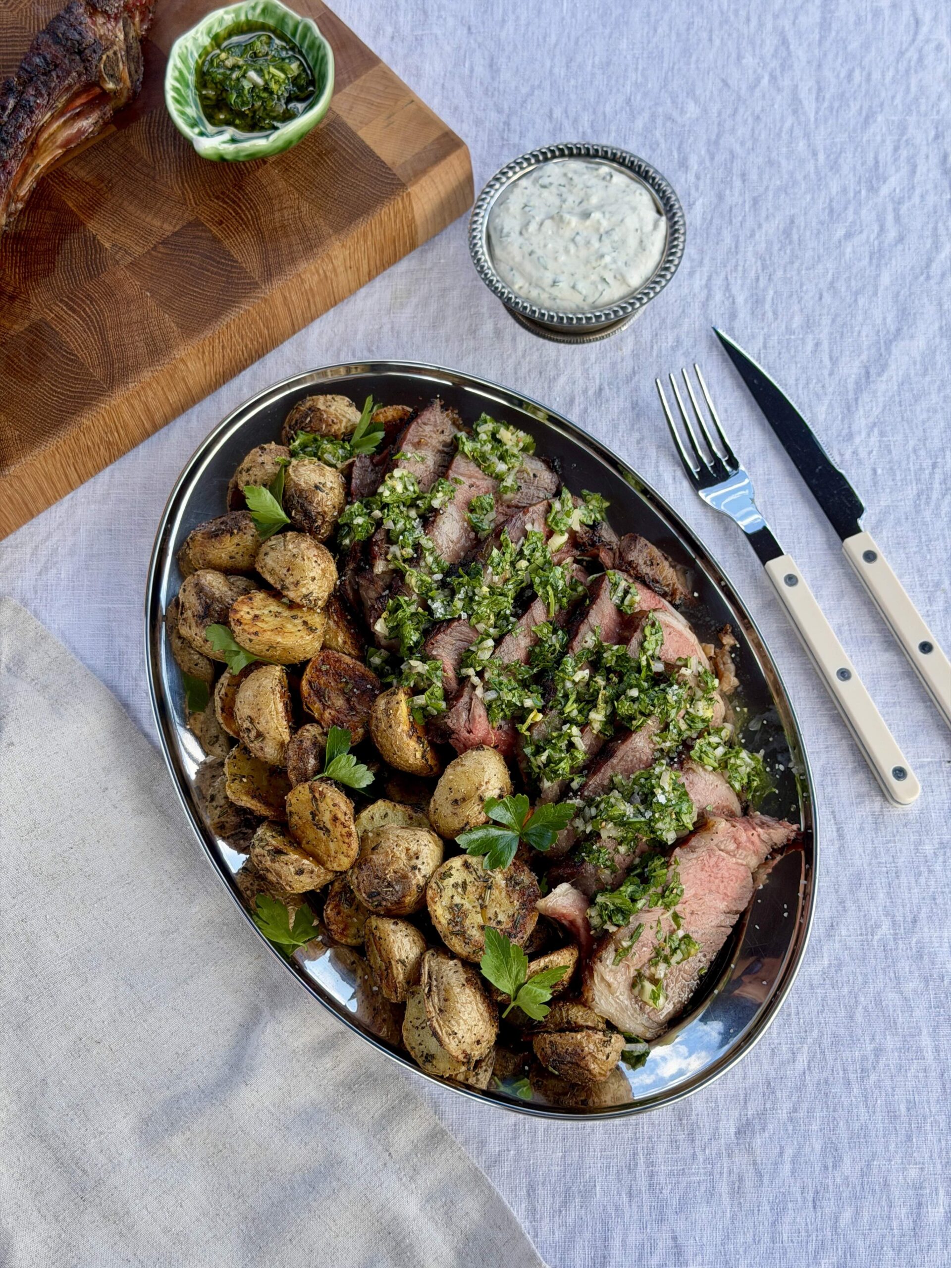 Tomahawk au BBQ, pommes de terre rôties et mayonnaise au raifort