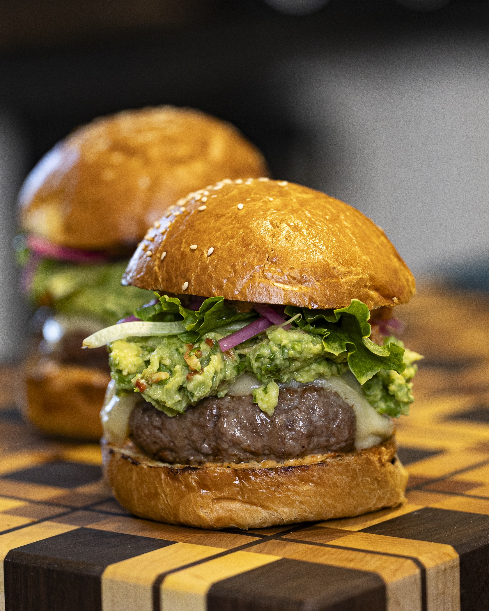 Burger de boeuf, guacamole et sauce au piment
