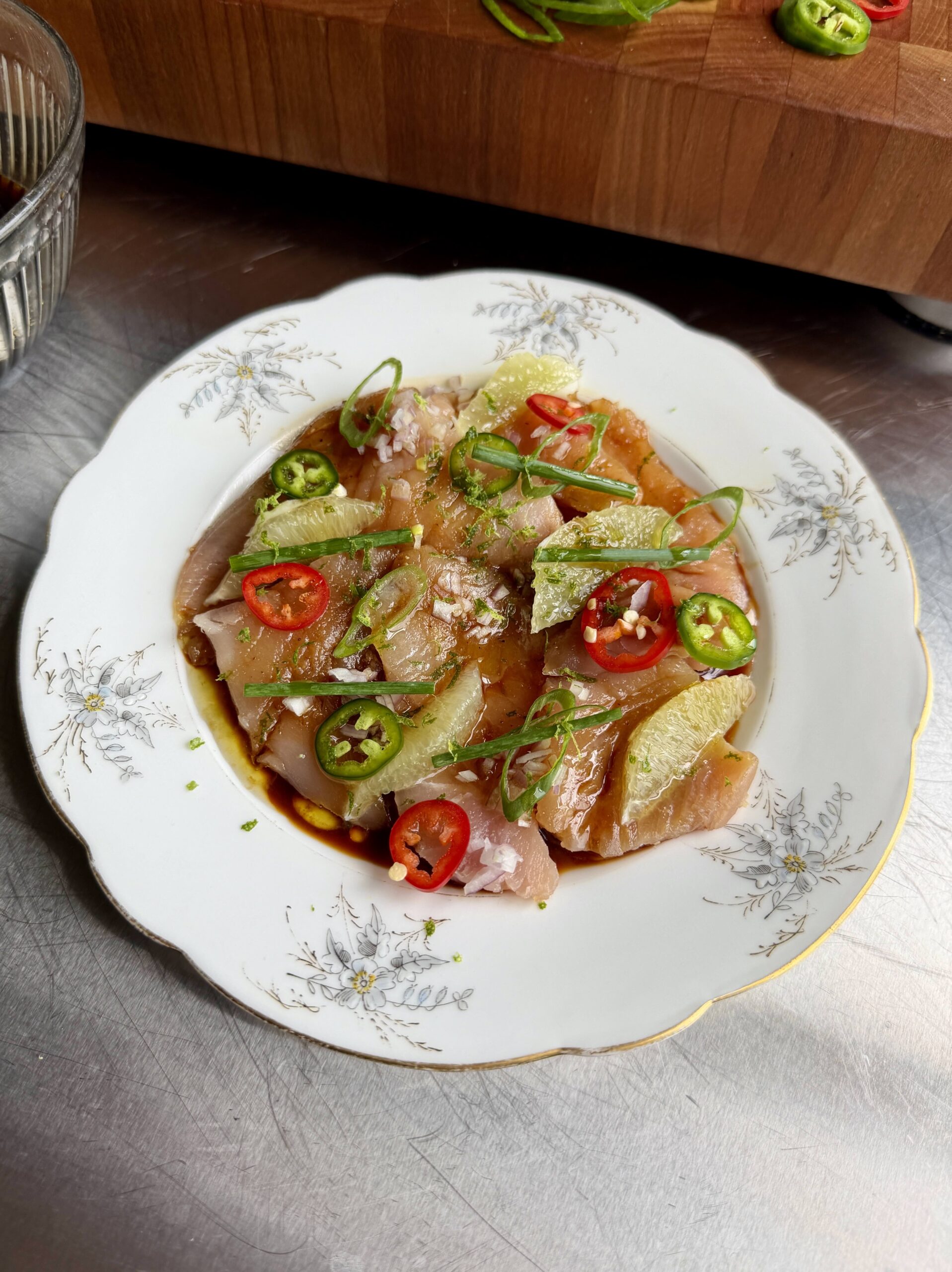 Crudo de thon albacore à la sauce ponzu, agrumes et piment