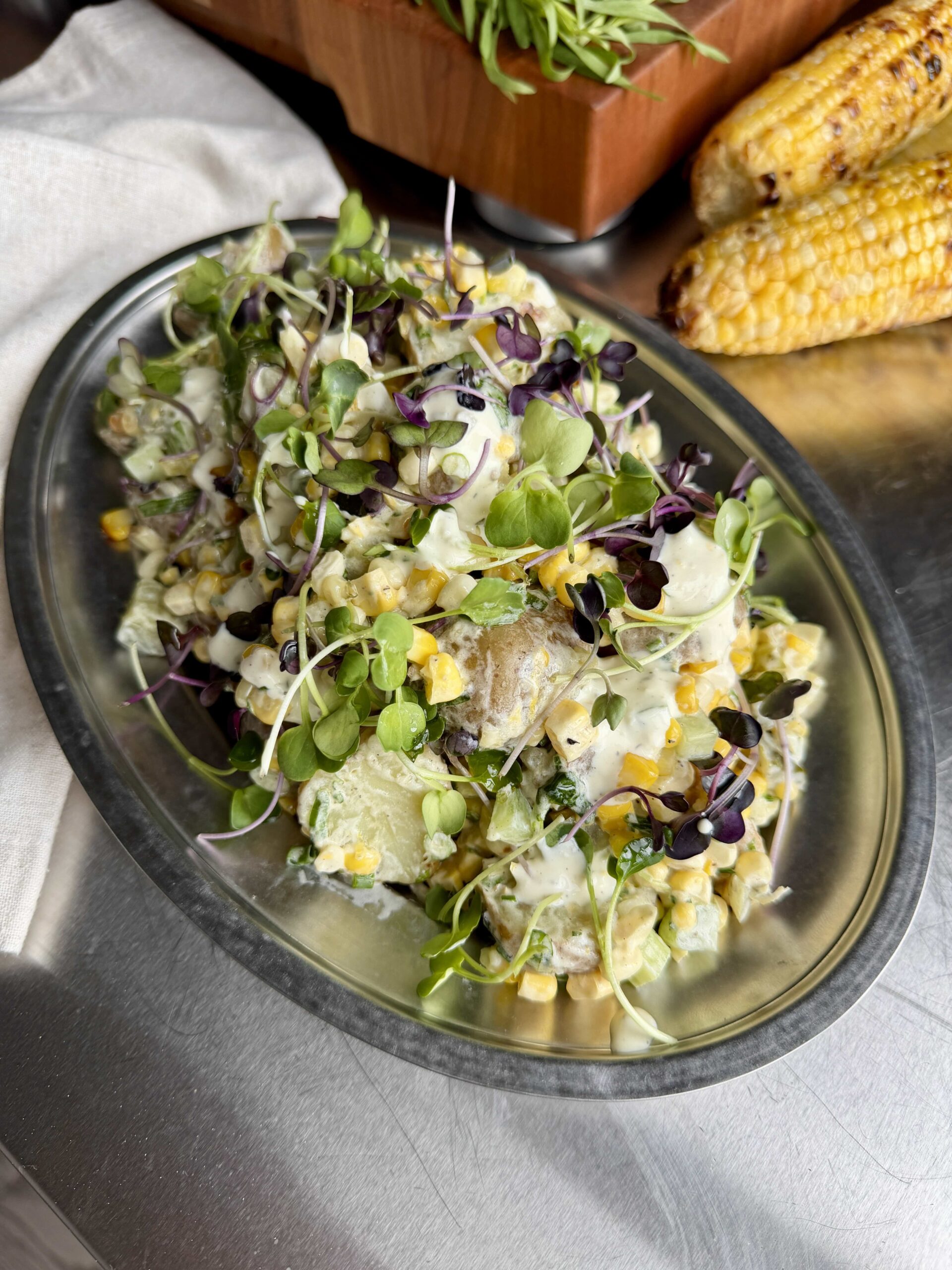 Salade de pommes de terre au maïs frais et grillé avec vinaigrette crémeuse