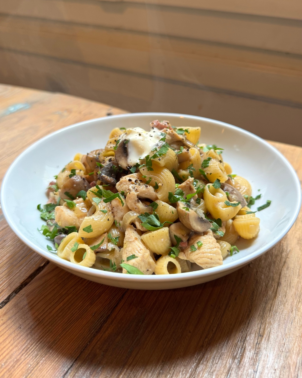 Pâtes au poulet, lardons et champignons avec sauce crémeuse à la moutarde